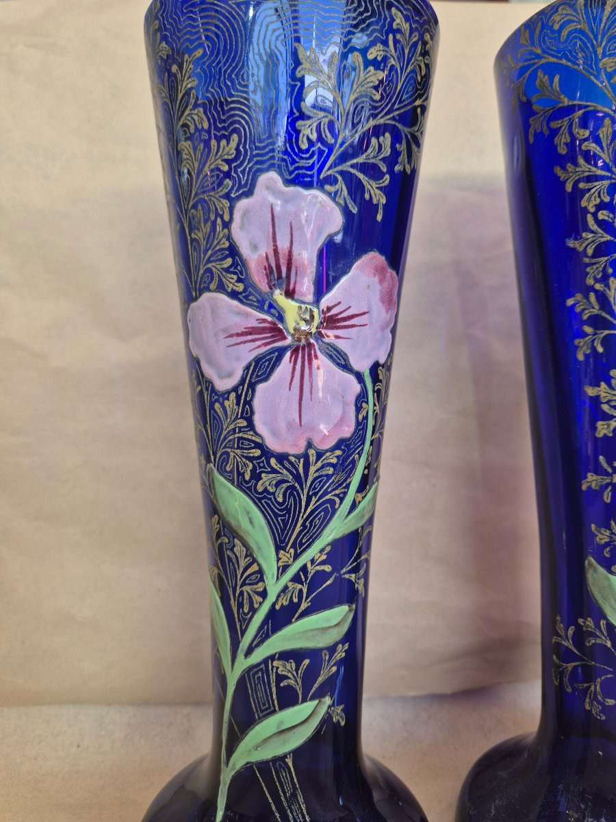 Deux vases émaillés en verre bleu à décor de clématite rose vers 1900-photo-5