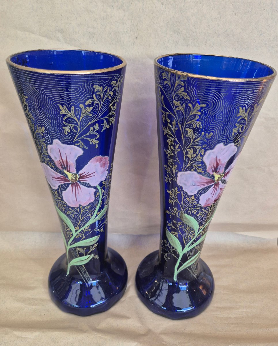 Deux vases émaillés en verre bleu à décor de clématite rose vers 1900-photo-6