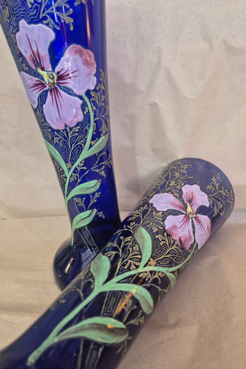 Deux vases émaillés en verre bleu à décor de clématite rose vers 1900-photo-7