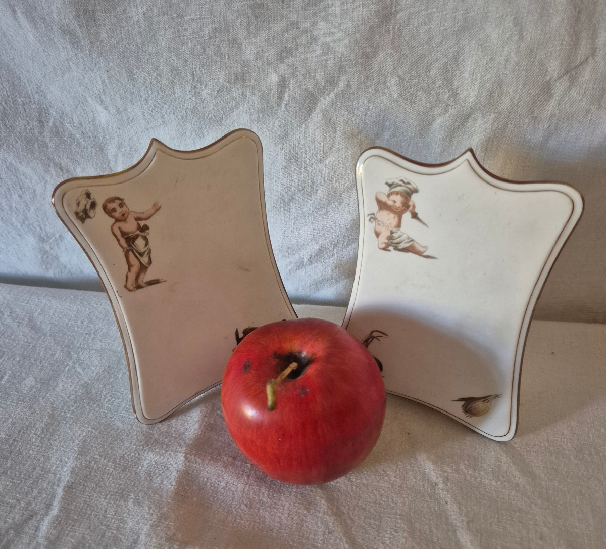 Paire de menus en porcelaine biscuit à l'imagerie enfantine -photo-2