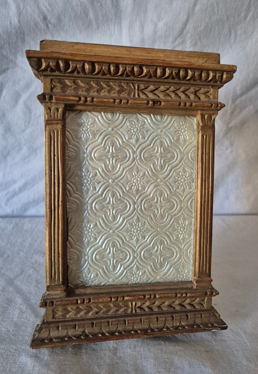 Cadre photo en bois doré telle une fenêtre à meneau début XXème siècle 