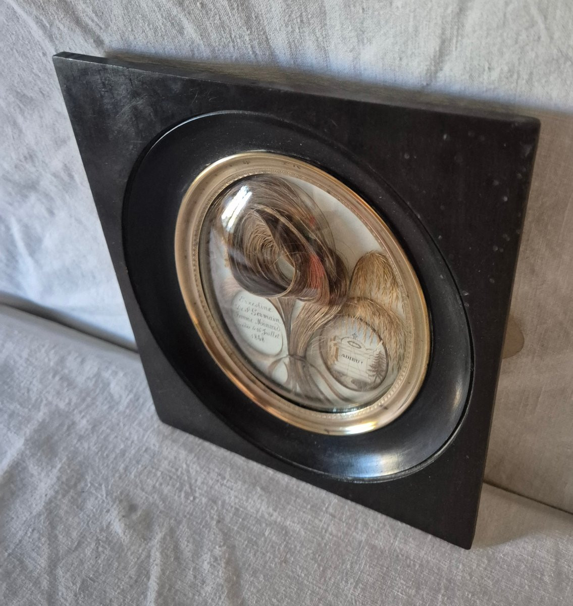 Souvenir de cheveux Napoléon III dans son cadre carré à vue ovale et à verre convexe -photo-2