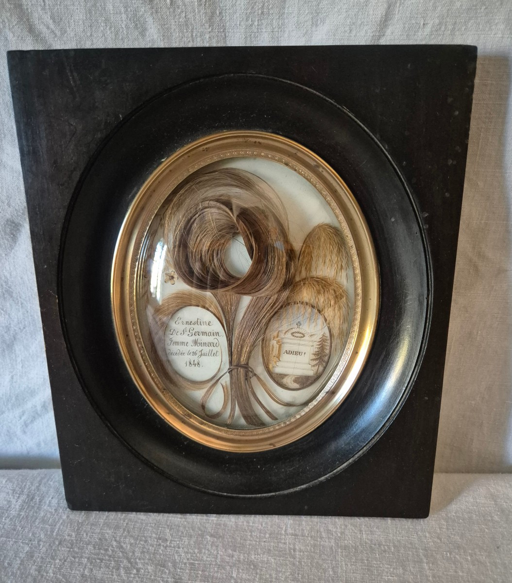 Souvenir de cheveux Napoléon III dans son cadre carré à vue ovale et à verre convexe 