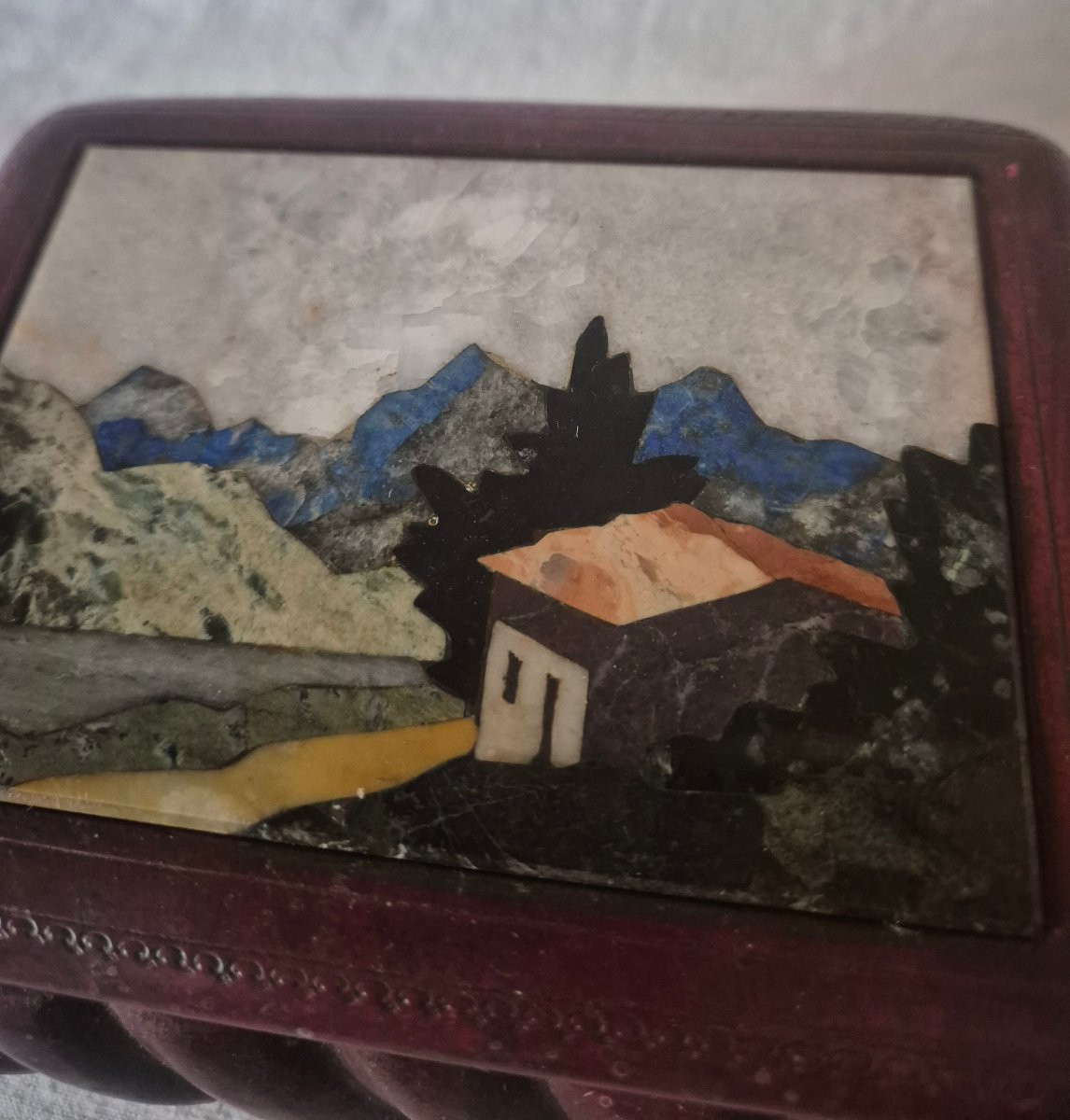 Boîte en cuir bordeaux et mosaïque de pierres dures. -photo-1