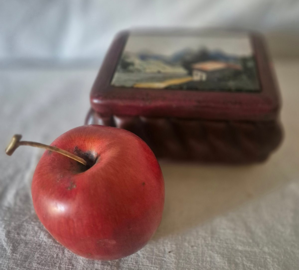 Boîte en cuir bordeaux et mosaïque de pierres dures. -photo-6