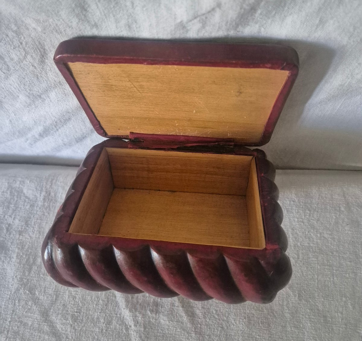 Boîte en cuir bordeaux et mosaïque de pierres dures. -photo-7