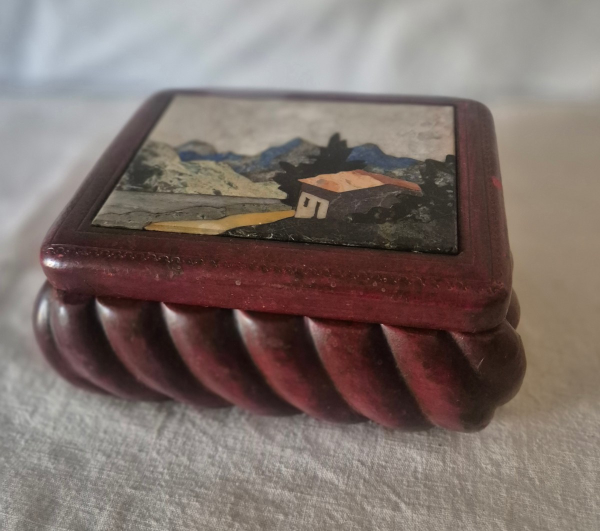 Boîte en cuir bordeaux et mosaïque de pierres dures. 