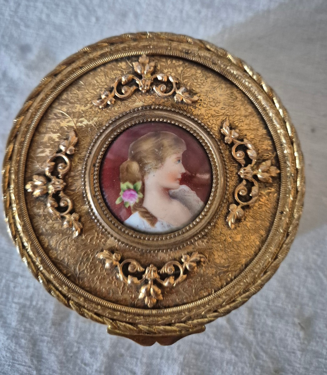Boîte à bijoux en bronze pomponne doré du XIXème siècle 