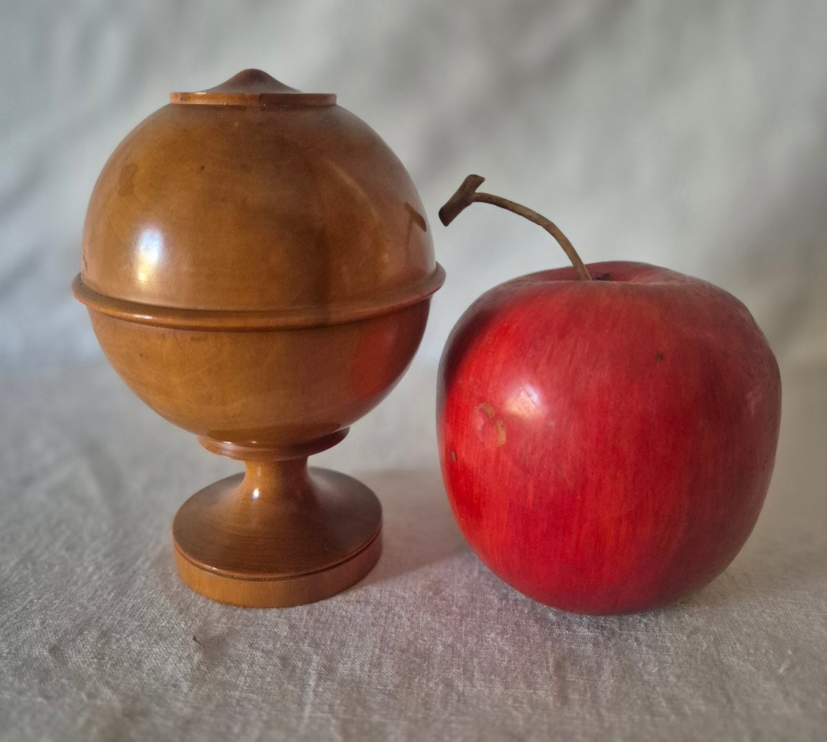 Boîte contenant sphérique sur piedouche  en buis tourné XIXème siècle -photo-1