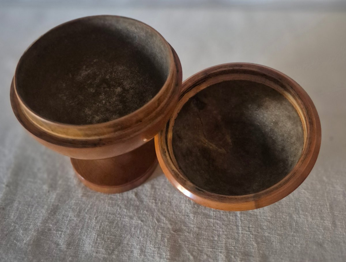 Boîte contenant sphérique sur piedouche  en buis tourné XIXème siècle -photo-2