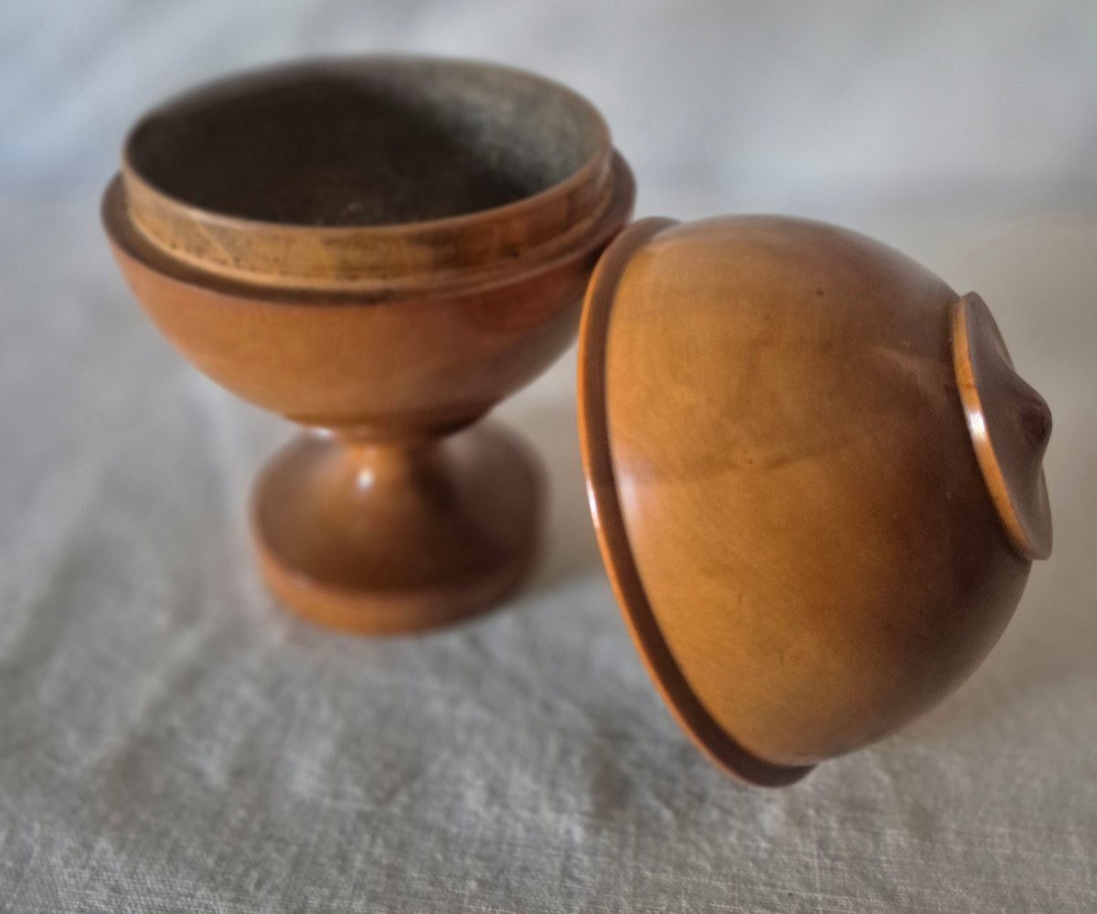 Boîte contenant sphérique sur piedouche  en buis tourné XIXème siècle -photo-3