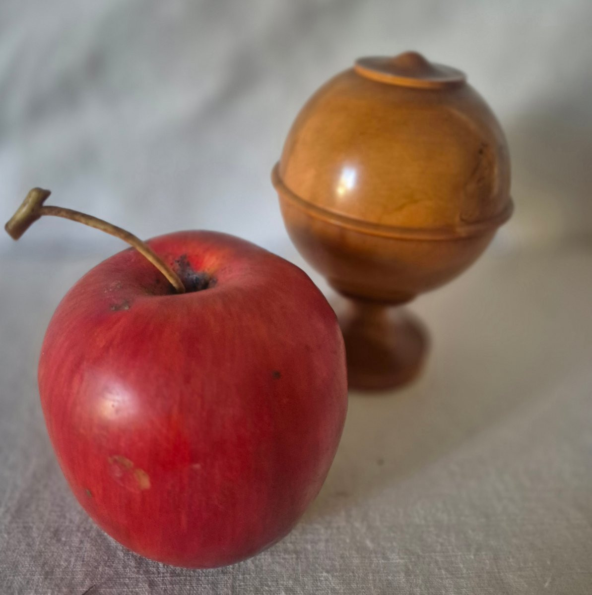 Boîte contenant sphérique sur piedouche  en buis tourné XIXème siècle -photo-6