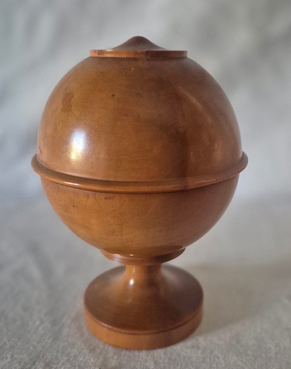 Boîte contenant sphérique sur piedouche  en buis tourné XIXème siècle 