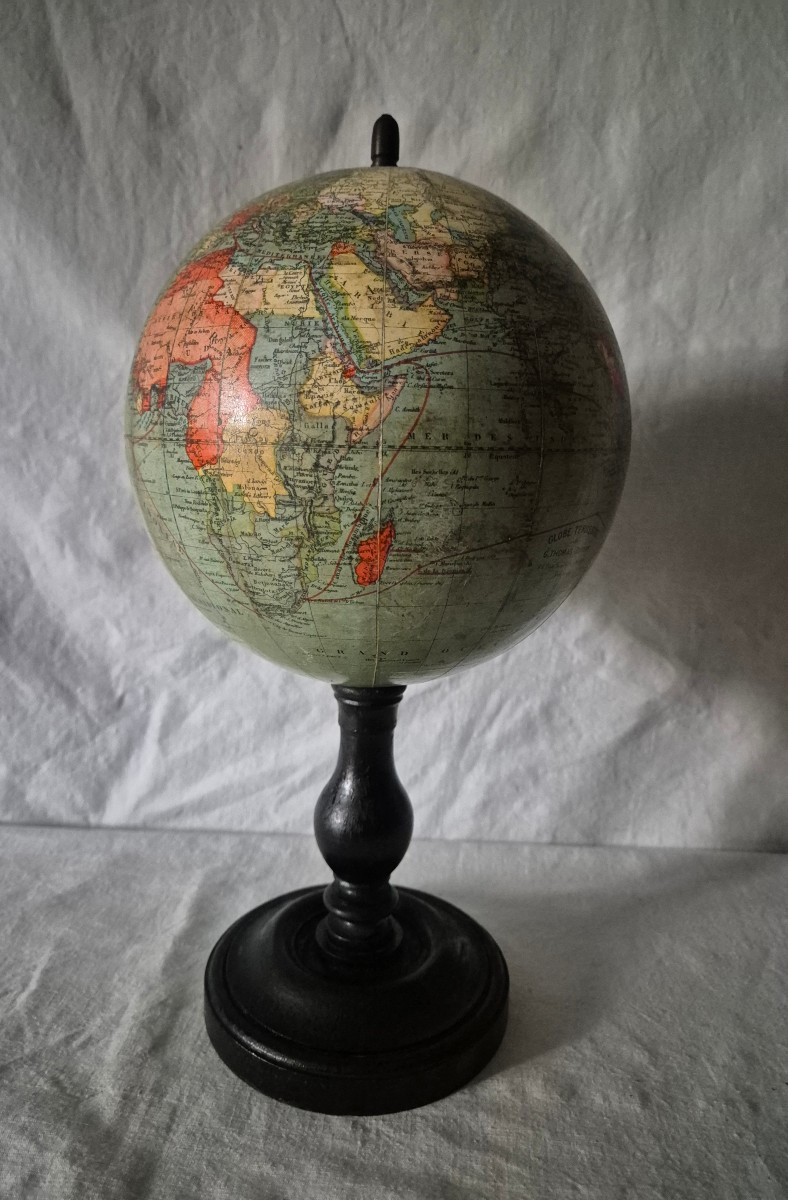 Globe terrestre sur pied bois tourné noir de G Thomas début XXème siècle 