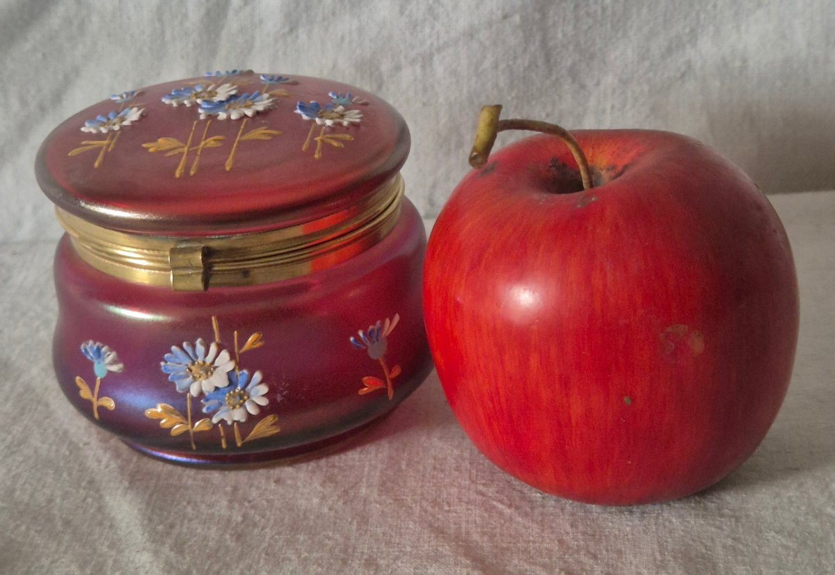 Boîte bonbonnière en verre rouge effet irisé et fleurs émaillées. -photo-5