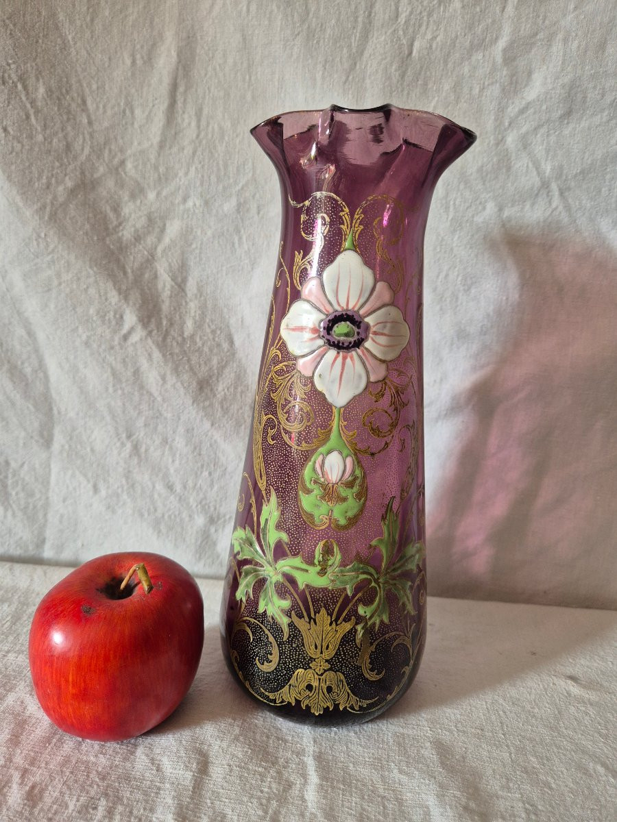 Vase en verre améthyste Art Nouveau à décor floral émaillé -photo-1
