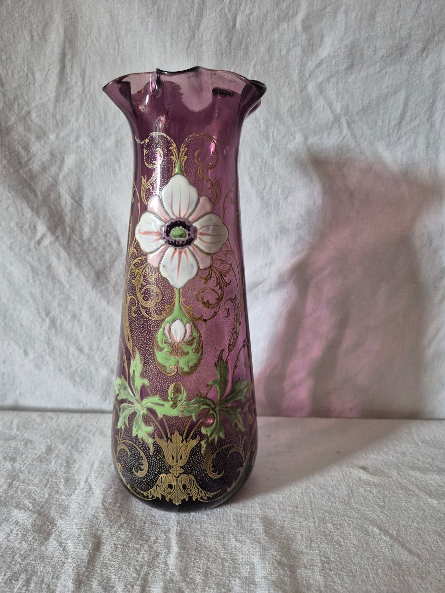 Vase en verre améthyste Art Nouveau à décor floral émaillé 