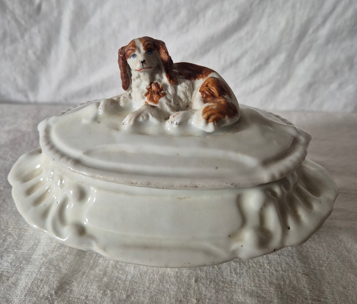 Boîte bonbonnière Cavalier King Charles en porcelaine et biscuit