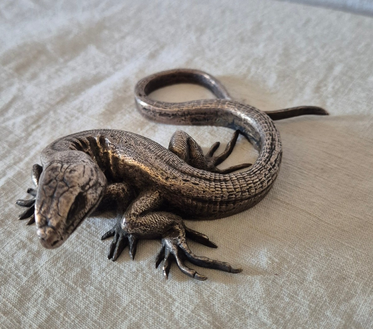 Presse papier lézard en bronze argenté 