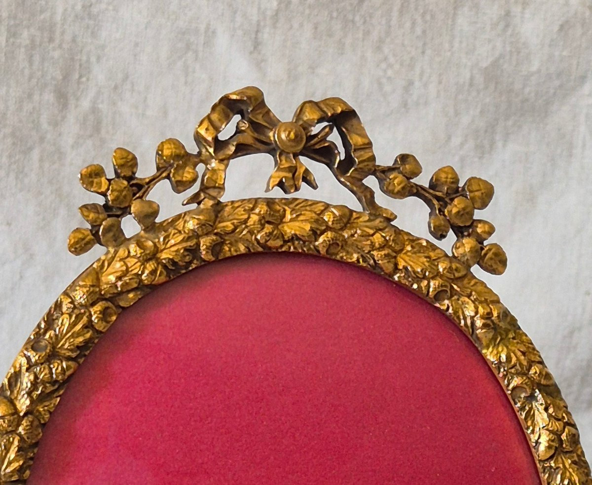 Gilt Bronze And Chased Oval Photo Frame With Convex Glass From The 19th Century-photo-1
