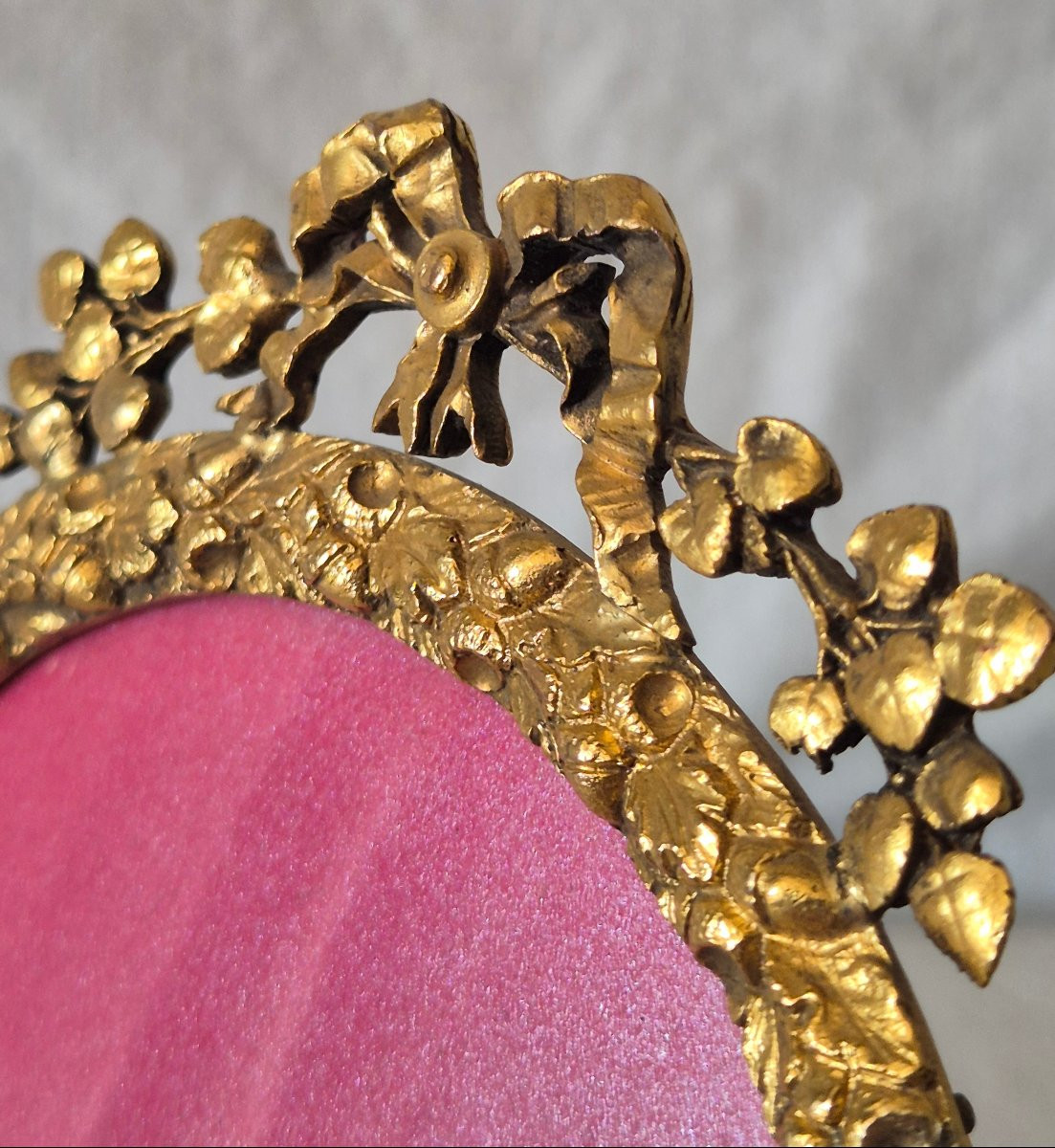 Gilt Bronze And Chased Oval Photo Frame With Convex Glass From The 19th Century-photo-3