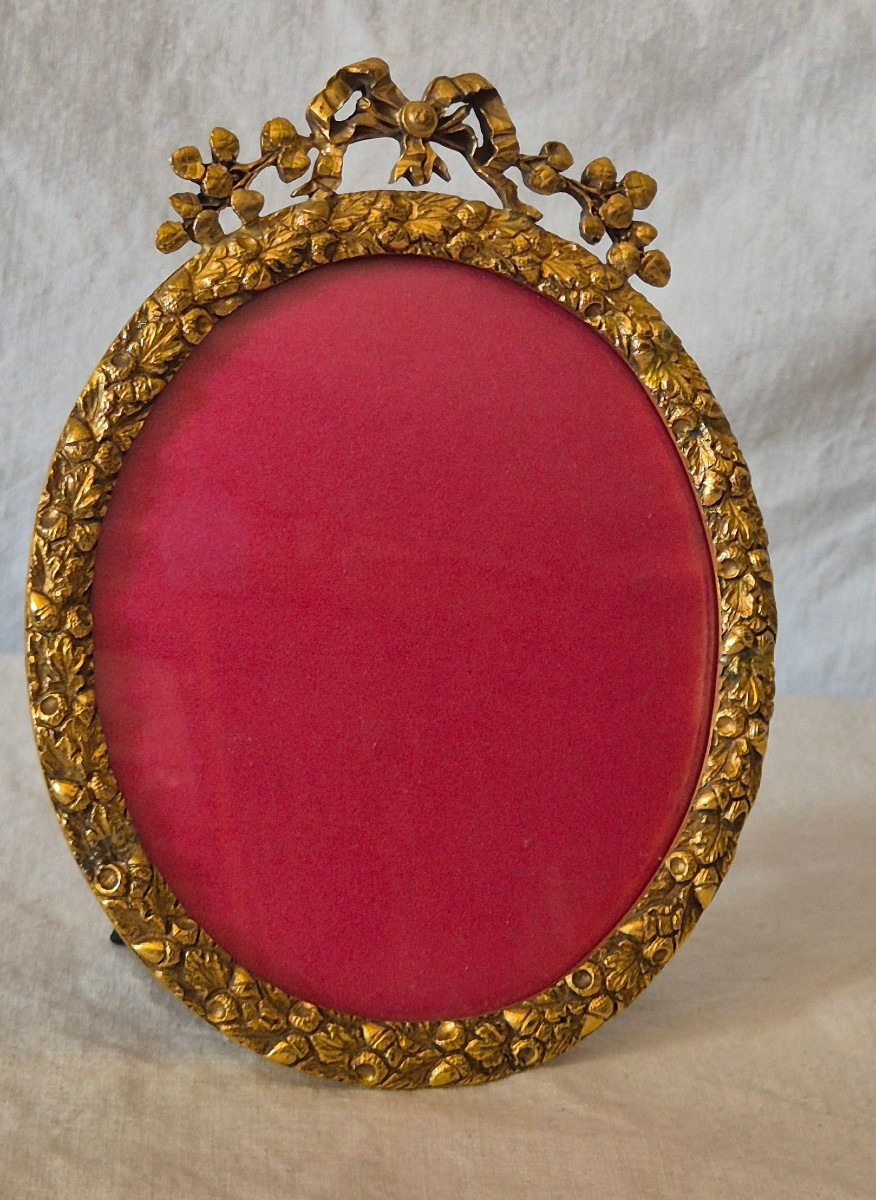 Gilt Bronze And Chased Oval Photo Frame With Convex Glass From The 19th Century