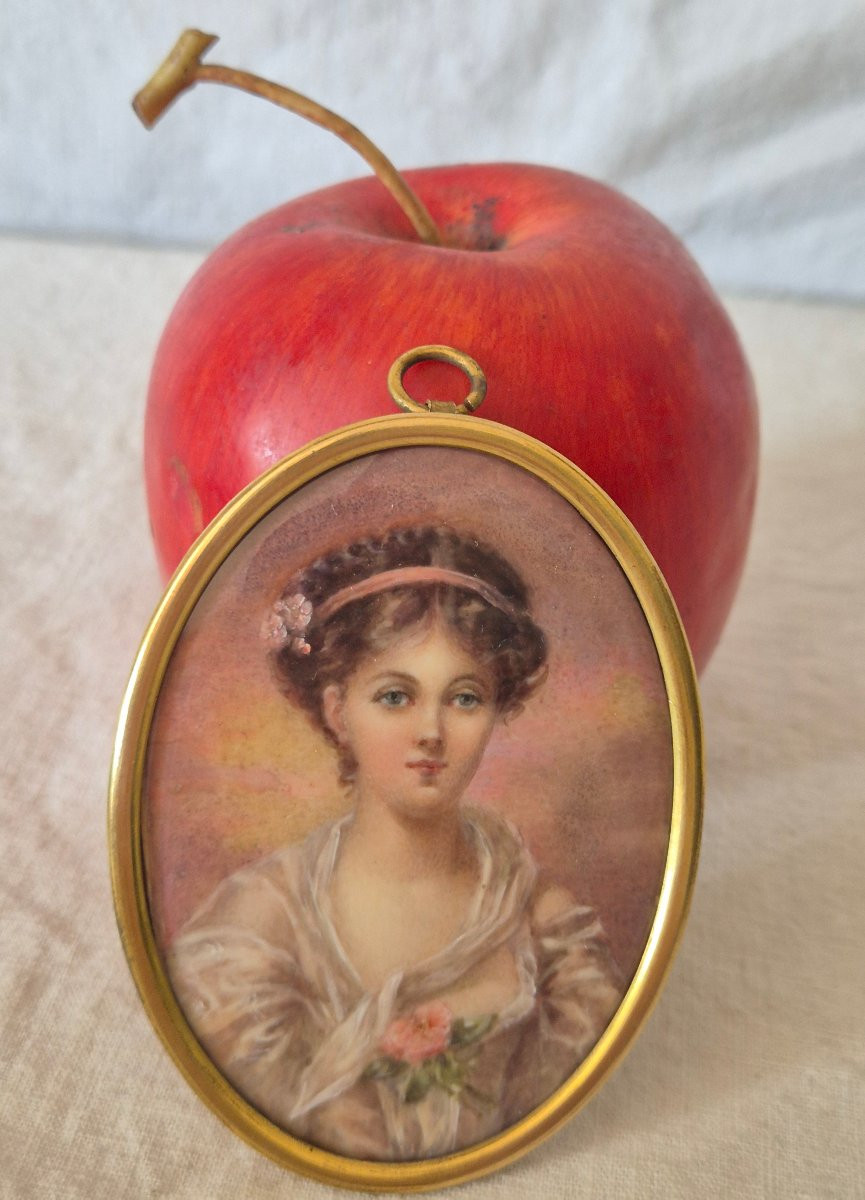 Miniature ovale de jeune fille à la rose peinte sur ivoire fin XIXème -photo-2