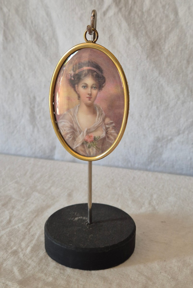 Miniature ovale de jeune fille à la rose peinte sur ivoire fin XIXème 