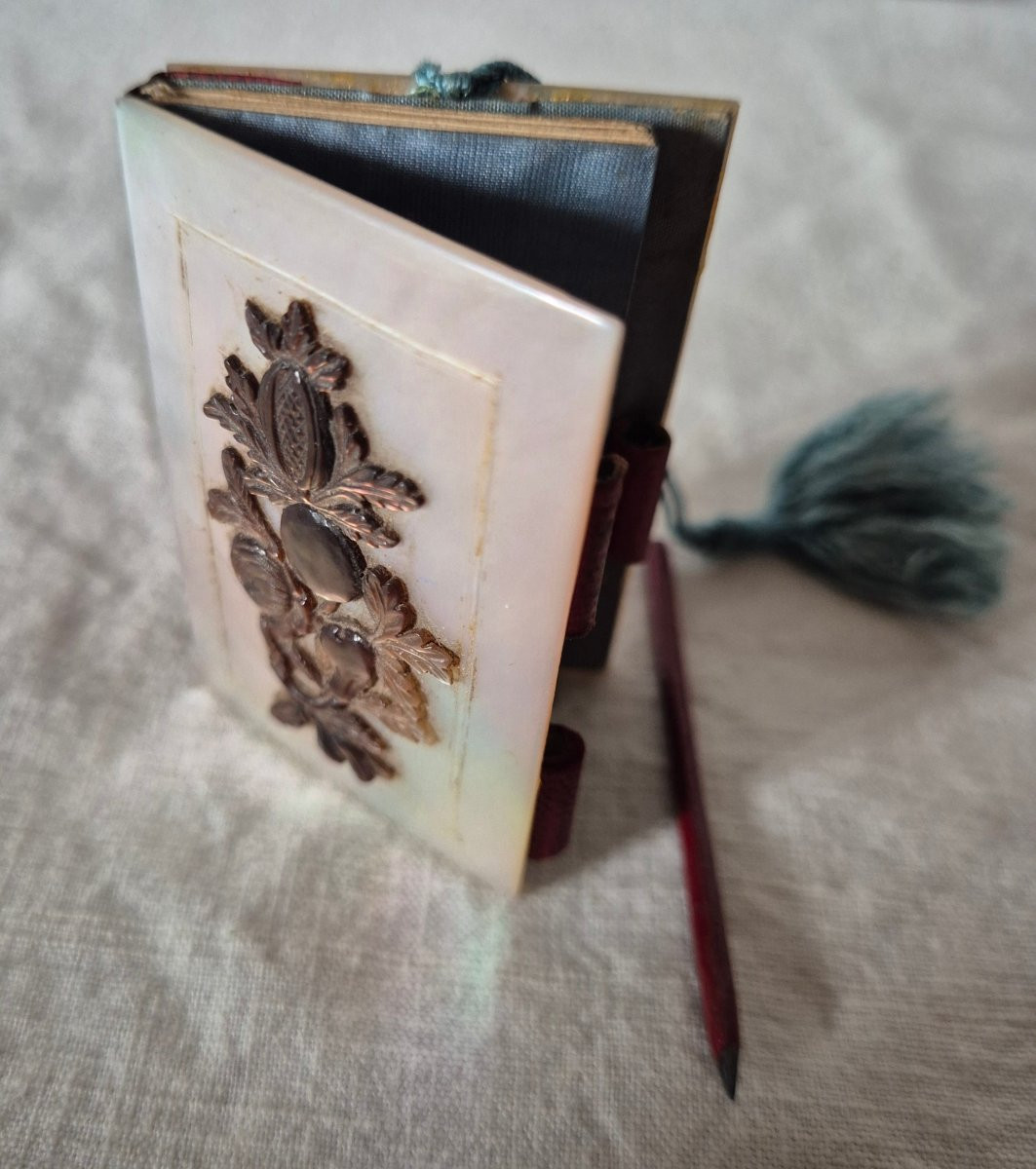 Tout petit carnet de bal souvenir en nacre clair et décor sculpté foncé du XIXème siècle -photo-2
