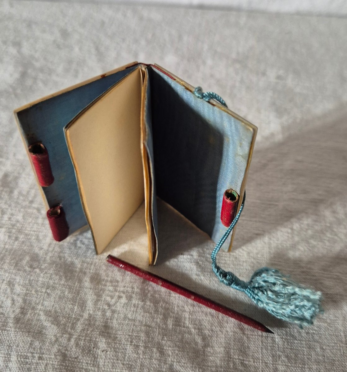 Tout petit carnet de bal souvenir en nacre clair et décor sculpté foncé du XIXème siècle -photo-3