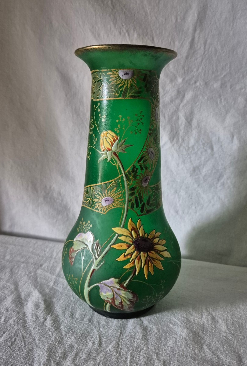 Vase balustre granité vert à décor émaillé  de tournesol fin XIXème siècle 