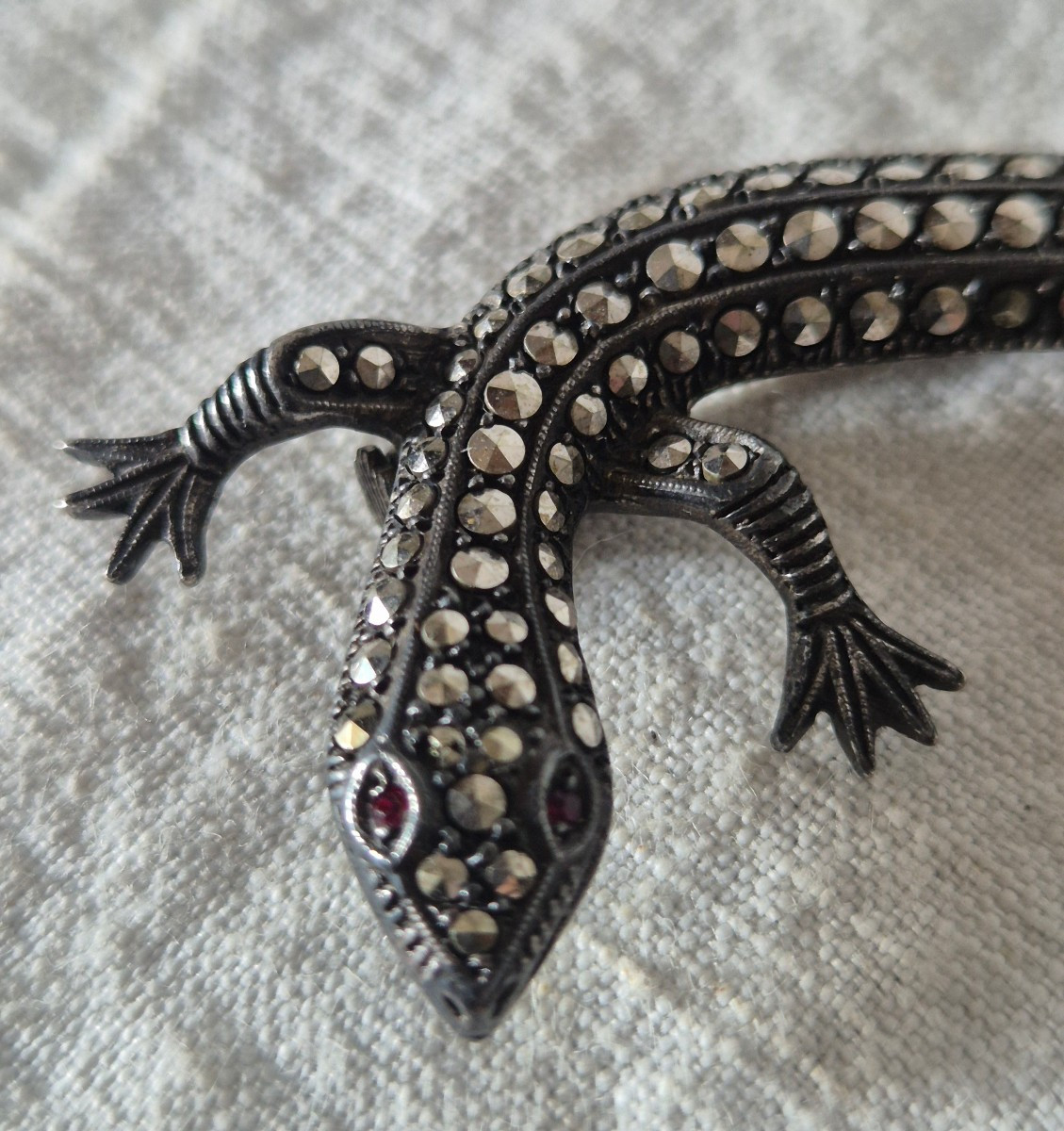 Broche lézard gecko en argent aux marcassites et yeux de rubis 