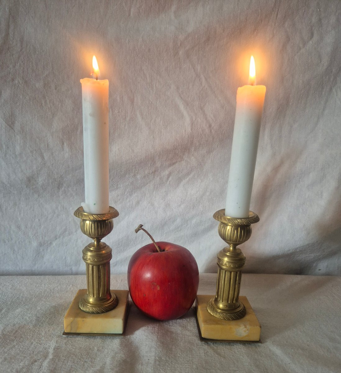 Paire de petits bougeoirs de table en bronze doré et marbre du XIXème siècle -photo-1