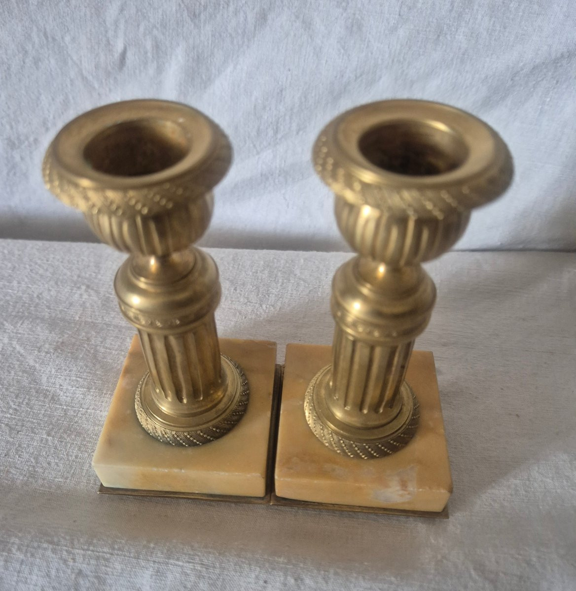 Paire de petits bougeoirs de table en bronze doré et marbre du XIXème siècle -photo-3