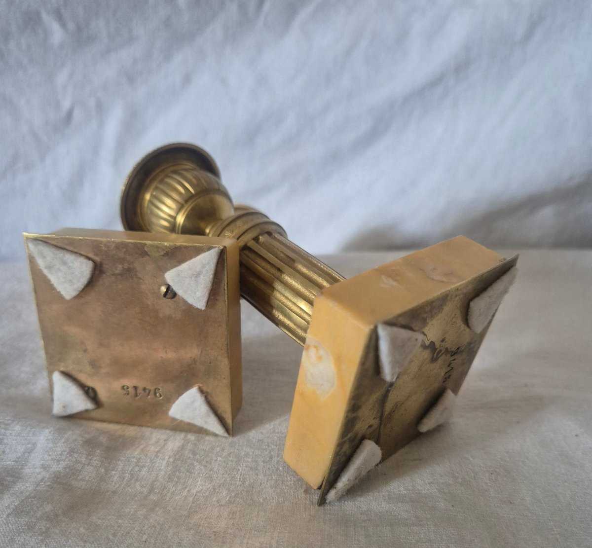 Paire de petits bougeoirs de table en bronze doré et marbre du XIXème siècle -photo-7