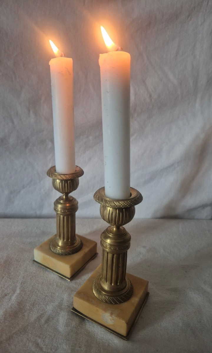 Paire de petits bougeoirs de table en bronze doré et marbre du XIXème siècle 