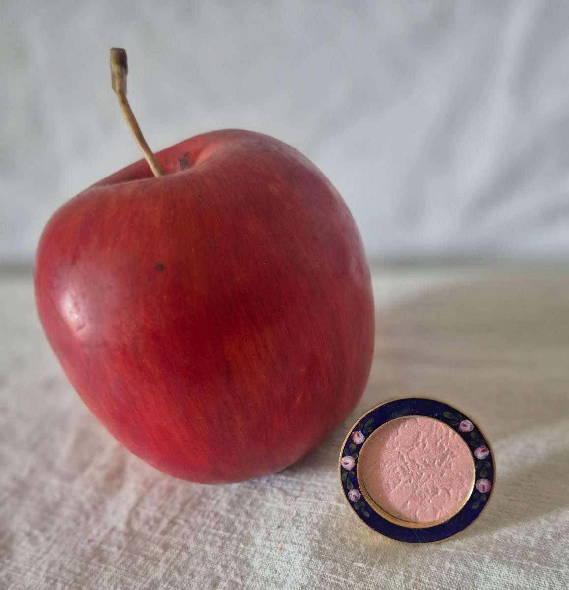 Tout petit cadre photo rond en bronze émaillé à effet guilloché fin XIXème siècle -photo-1