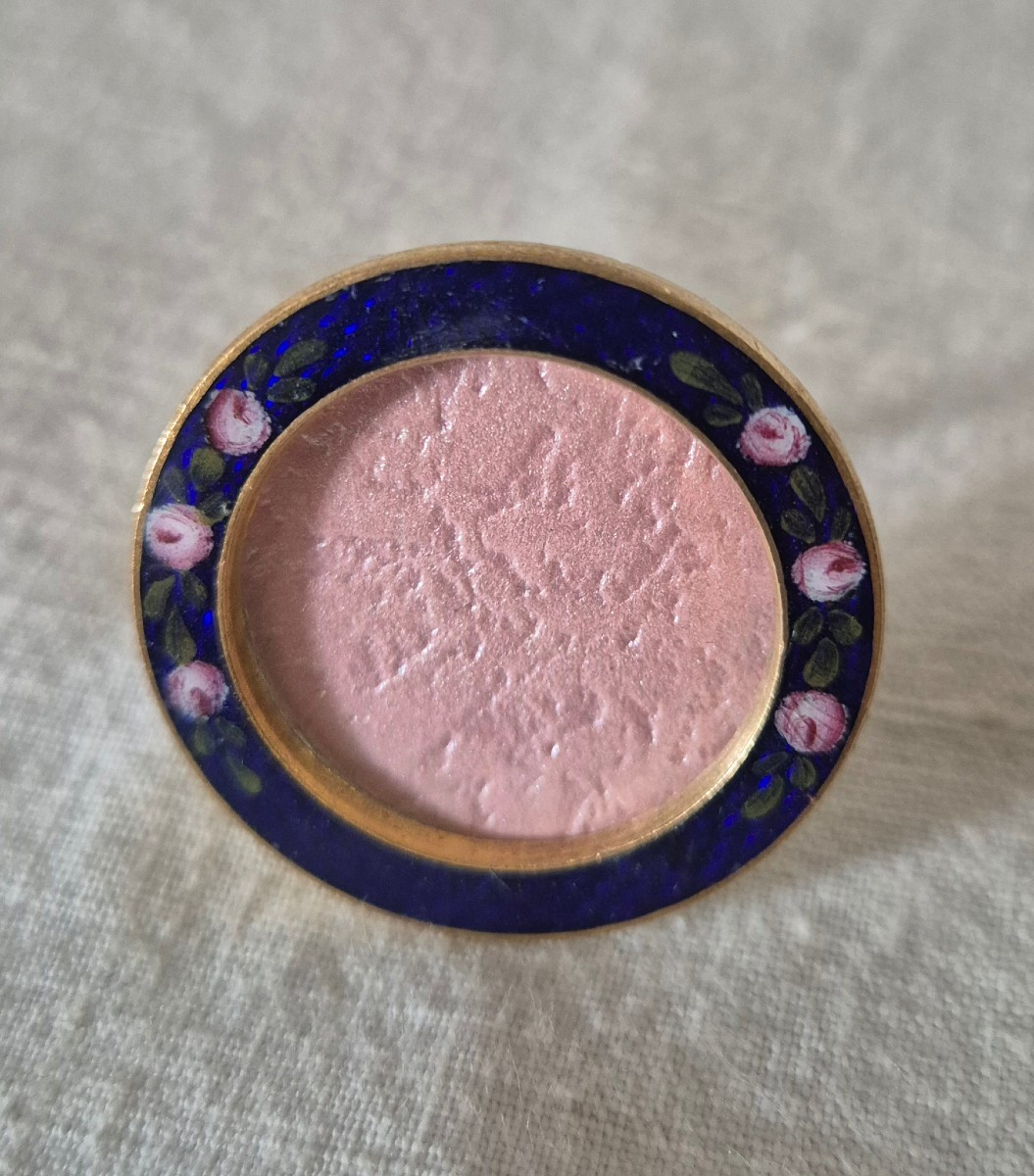 Tout petit cadre photo rond en bronze émaillé à effet guilloché fin XIXème siècle 