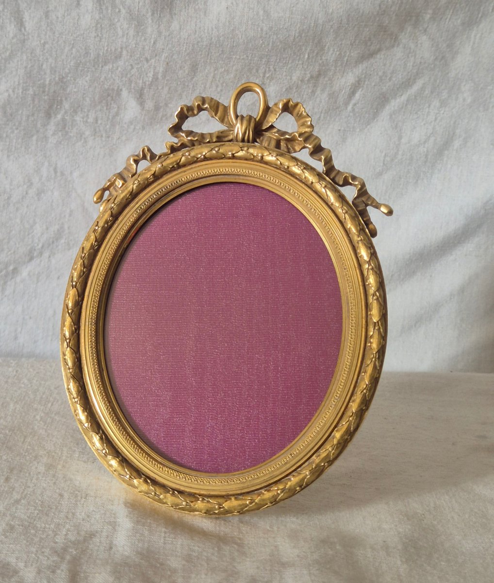Cadre ovale Second Empire de style Louis XVI en bronze doré 