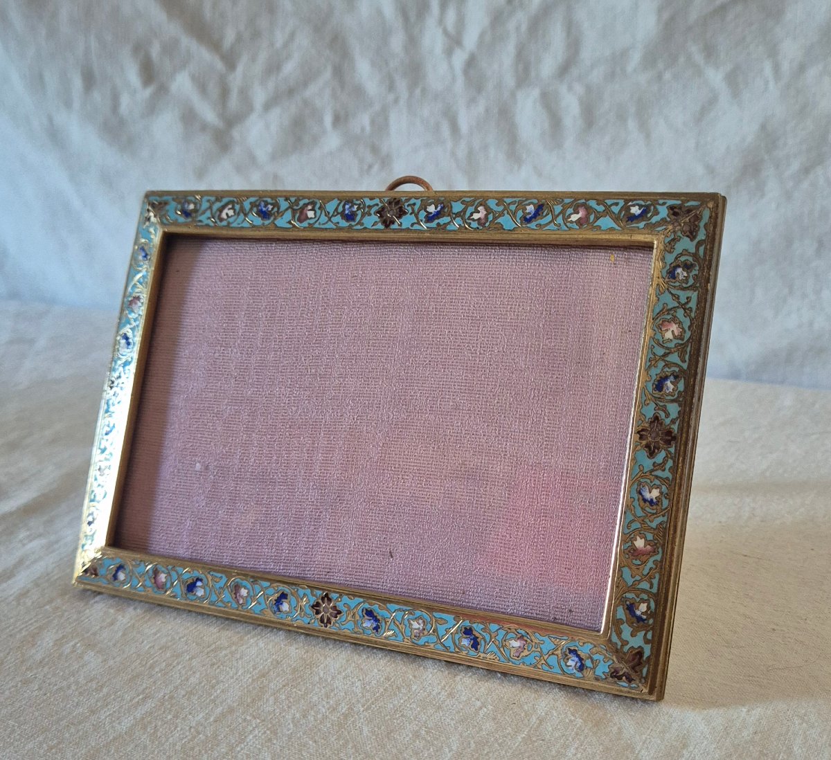 Cadre bronze doré émaillé cloisonné à position horizontale 