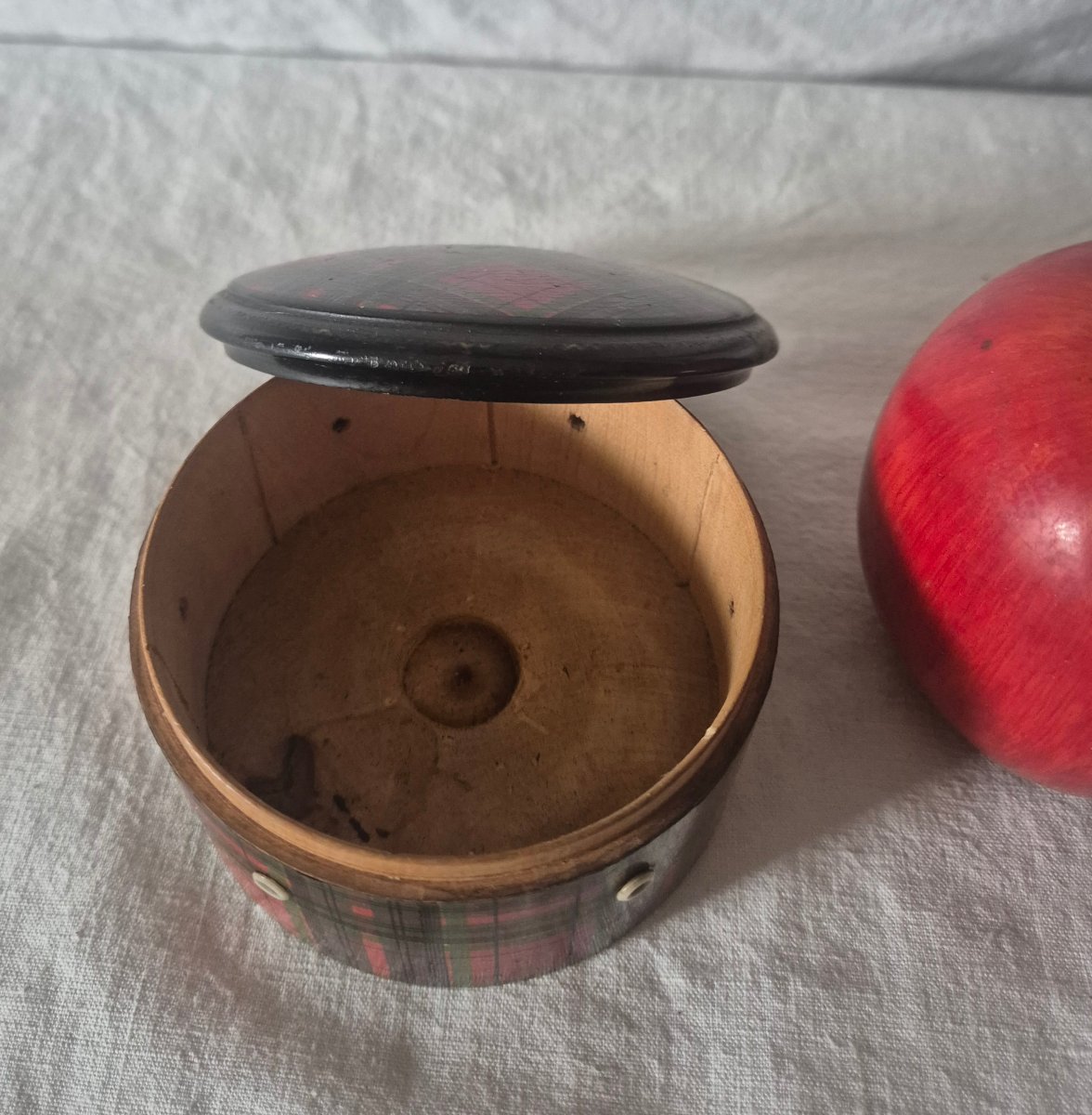 Sewing Special: 19th Century Tartan Thread Winder Box-photo-2
