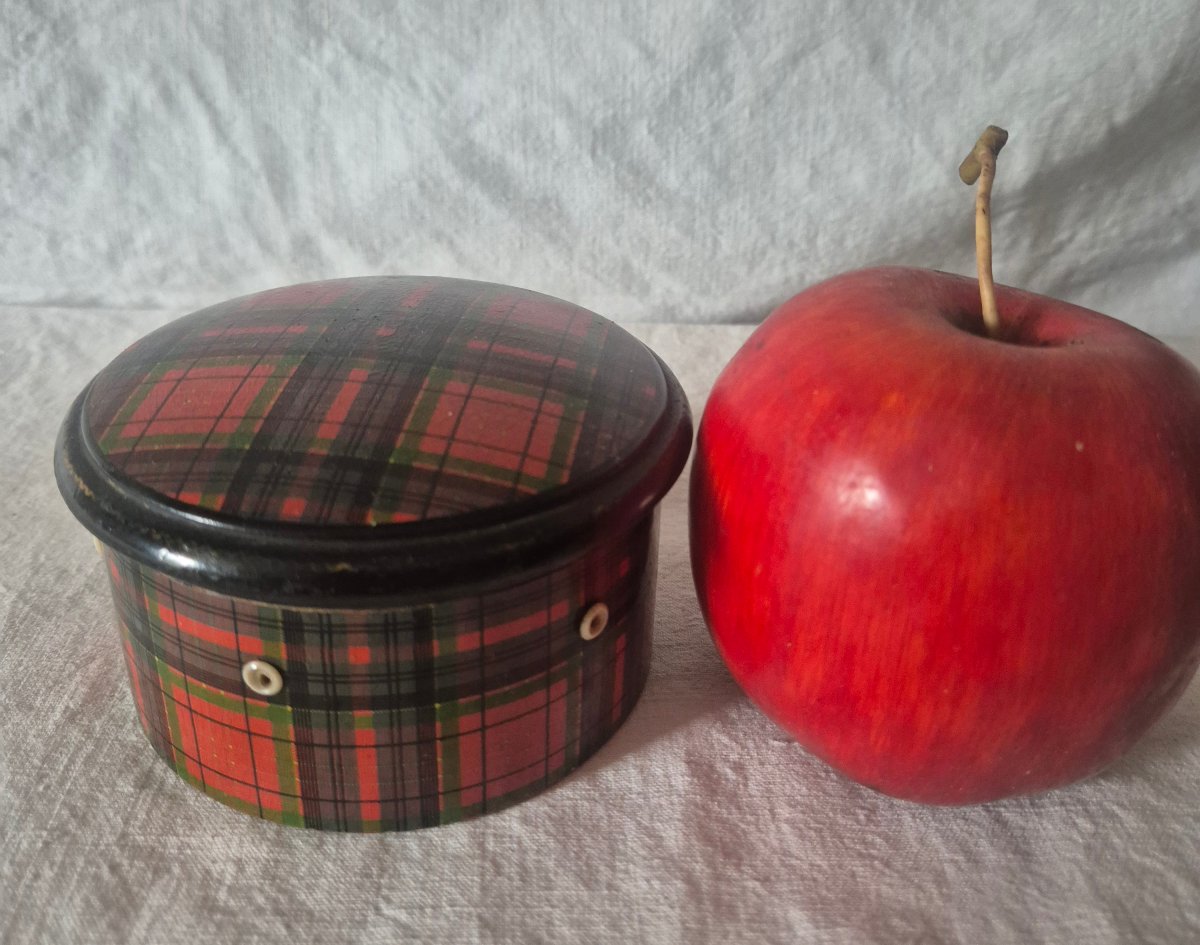Sewing Special: 19th Century Tartan Thread Winder Box-photo-2