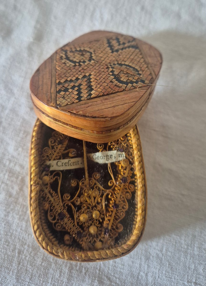 Reliquary Straw Marquetry Casket With Two Relics-photo-2