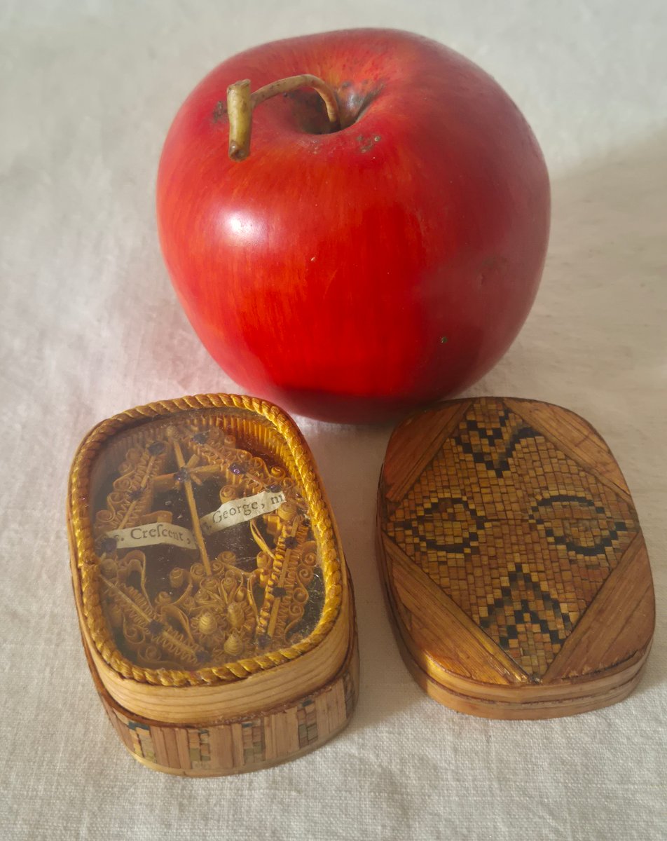 Reliquary Straw Marquetry Casket With Two Relics-photo-3