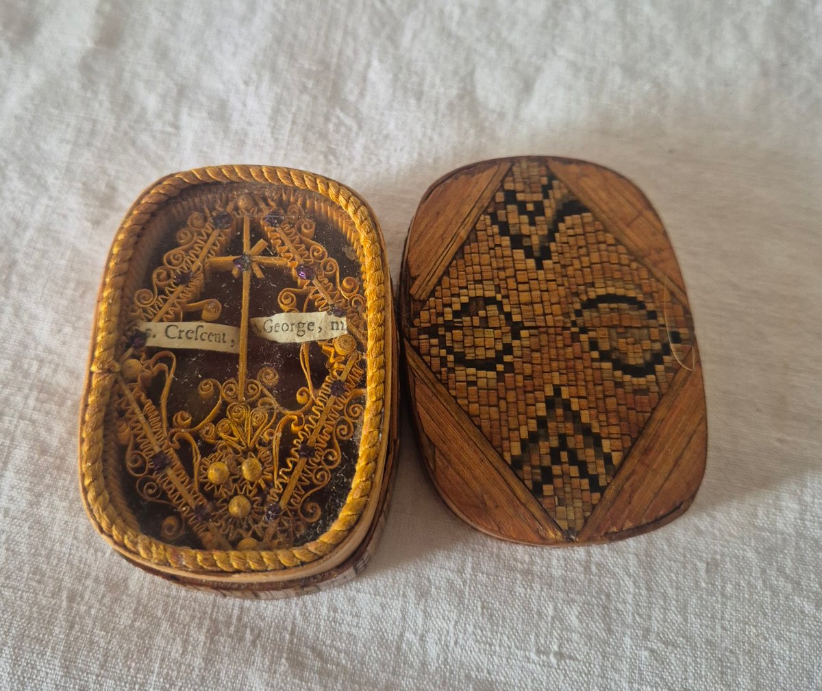 Reliquary Straw Marquetry Casket With Two Relics-photo-1