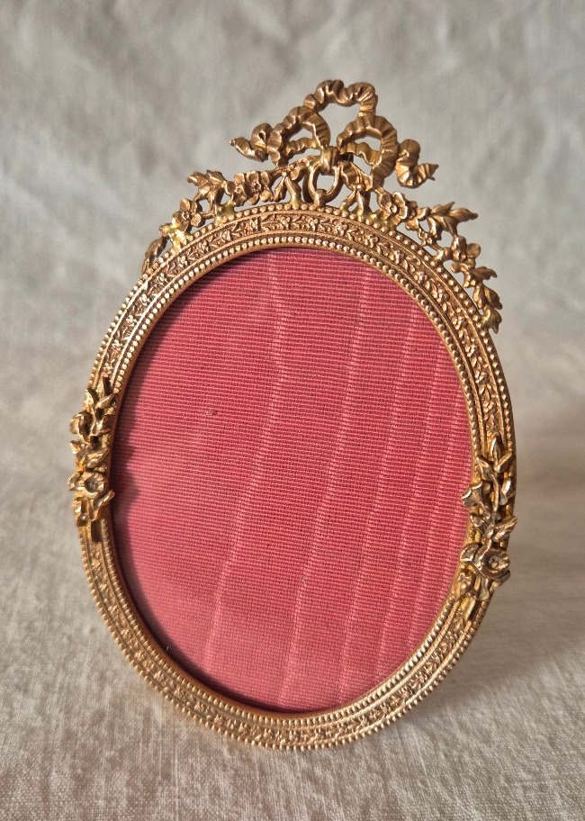 Cadre photo bronze doré format ovale de style Louis XVI de la fin du XIXème siècle 