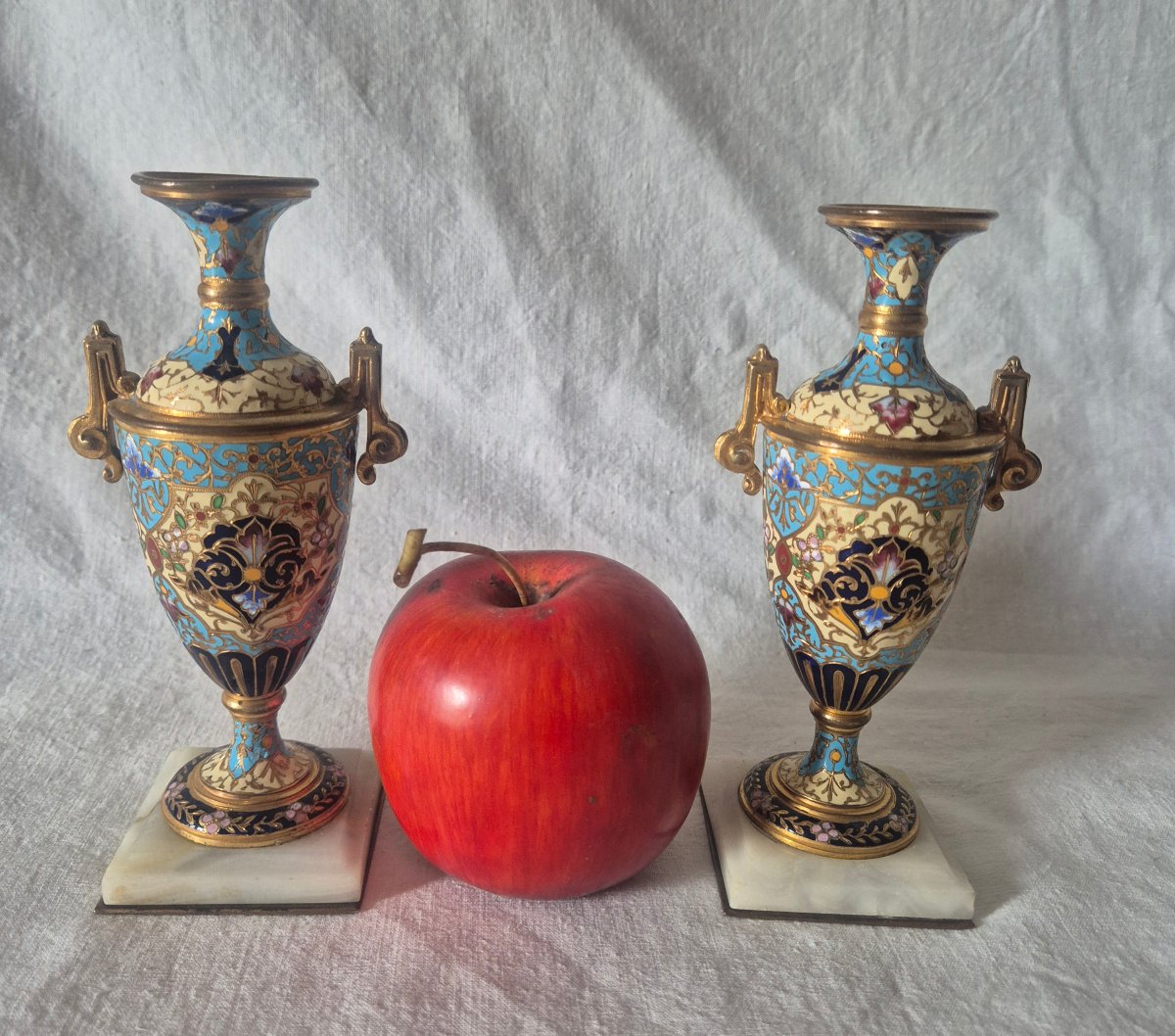 Paire d’amphores en bronze doré à décor d'émail cloisonné du XIXème siècle -photo-2