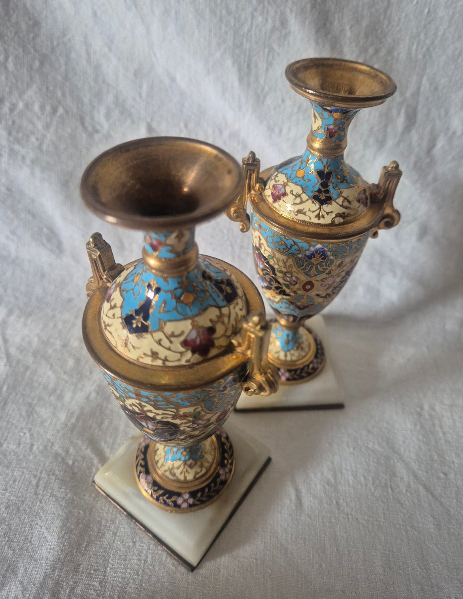 Paire d’amphores en bronze doré à décor d'émail cloisonné du XIXème siècle -photo-3