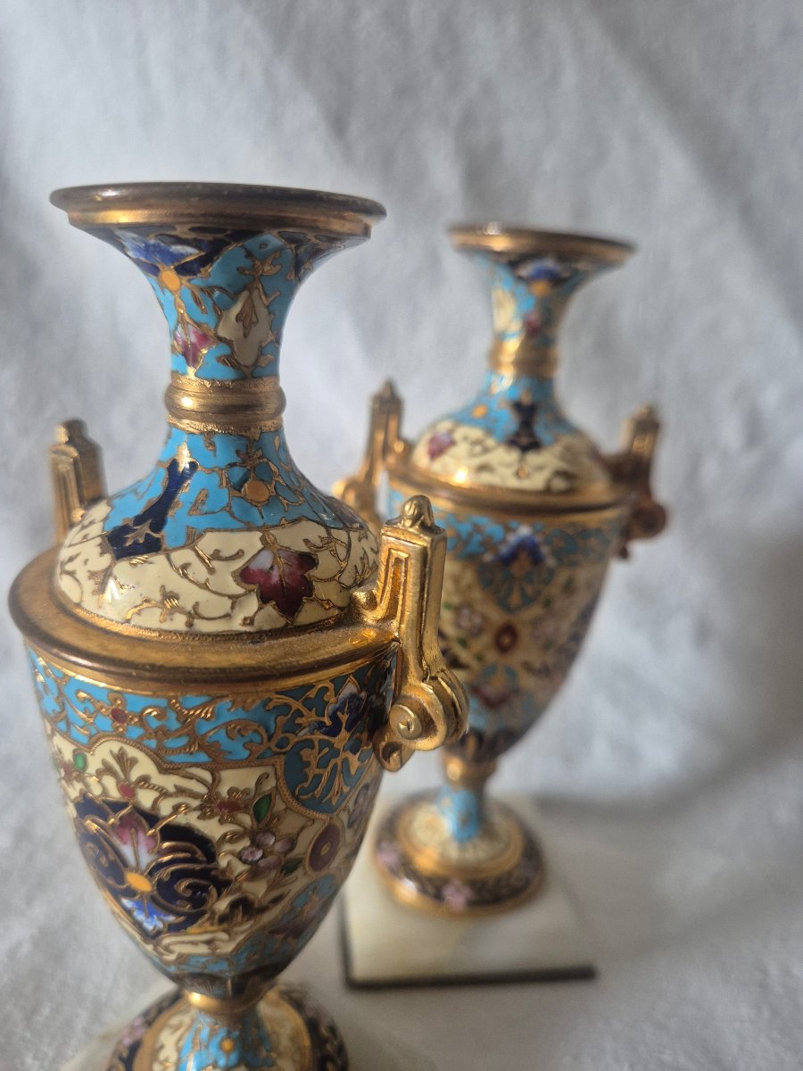 Paire d’amphores en bronze doré à décor d'émail cloisonné du XIXème siècle -photo-4