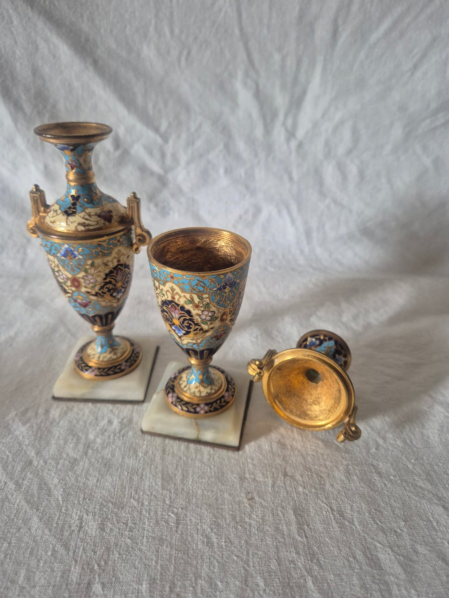 Paire d’amphores en bronze doré à décor d'émail cloisonné du XIXème siècle -photo-1